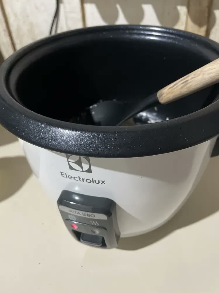 foto de Panela Elétrica Electrolux vapor arroz capacidade 1,3L 7 xícaras manter aquecido panela removível antiaderente tampa vidro RCB50 branca por Rita Lobo