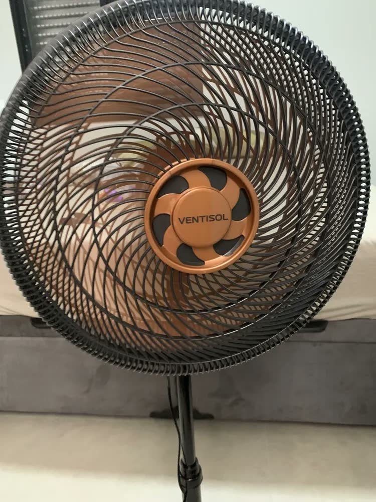 foto de comprador de Ventilador Oscilante De Coluna Ventisol Turbo 6 Pás 50cm Preto