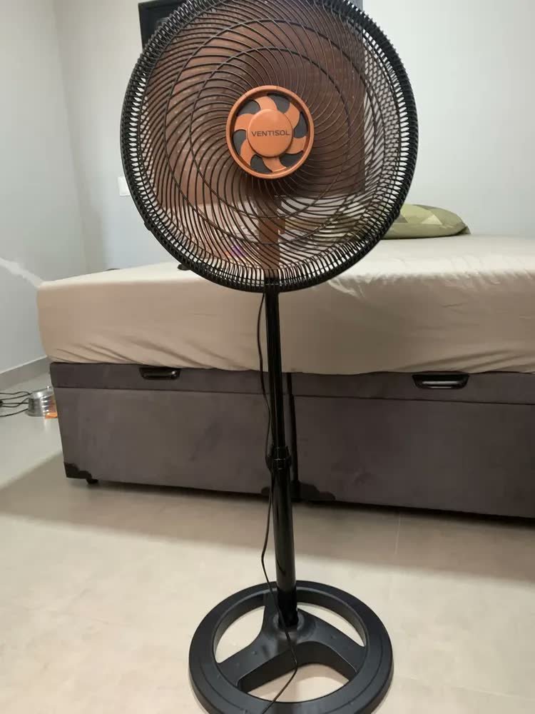 foto de comprador de Ventilador Oscilante De Coluna Ventisol Turbo 6 Pás 50cm Preto