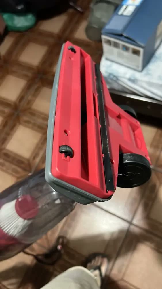 foto de Aspirador de Pó Vertical Electrolux 1450W STK15 com Fio Portátil de Mão 2 em 1 e 1,6 Litros de capacidade com Filtro Hepa Cinza-escuro