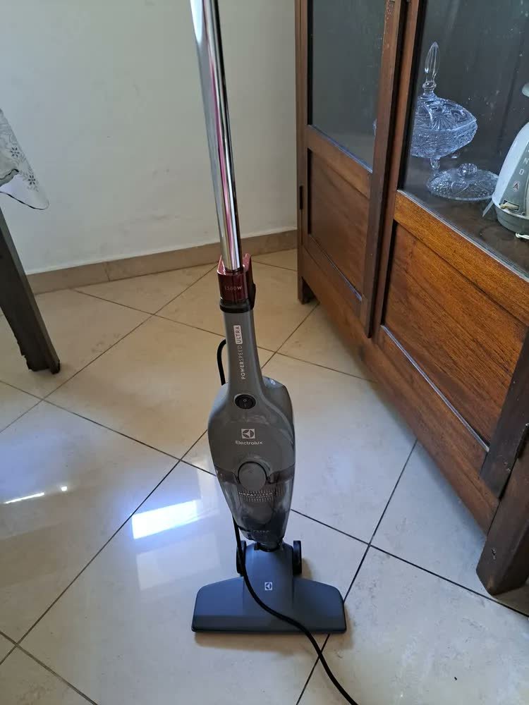 foto de Aspirador de Pó Vertical Electrolux 1450W STK15 com Fio Portátil de Mão 2 em 1 e 1,6 Litros de capacidade com Filtro Hepa Cinza-escuro