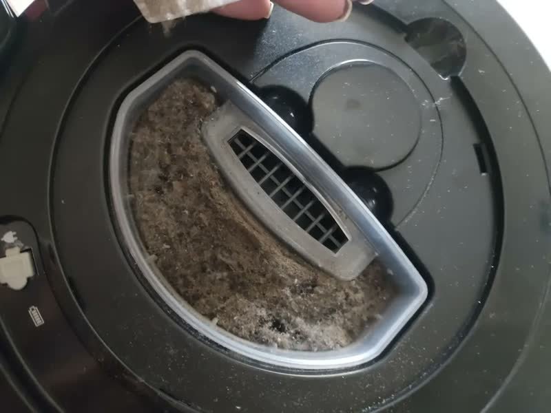 foto de Robô Aspirador de Pó WAP ROBOT W100C - 3 em 1 Varre Aspira e Passa Pano, Sensor Antiqueda e de Impacto