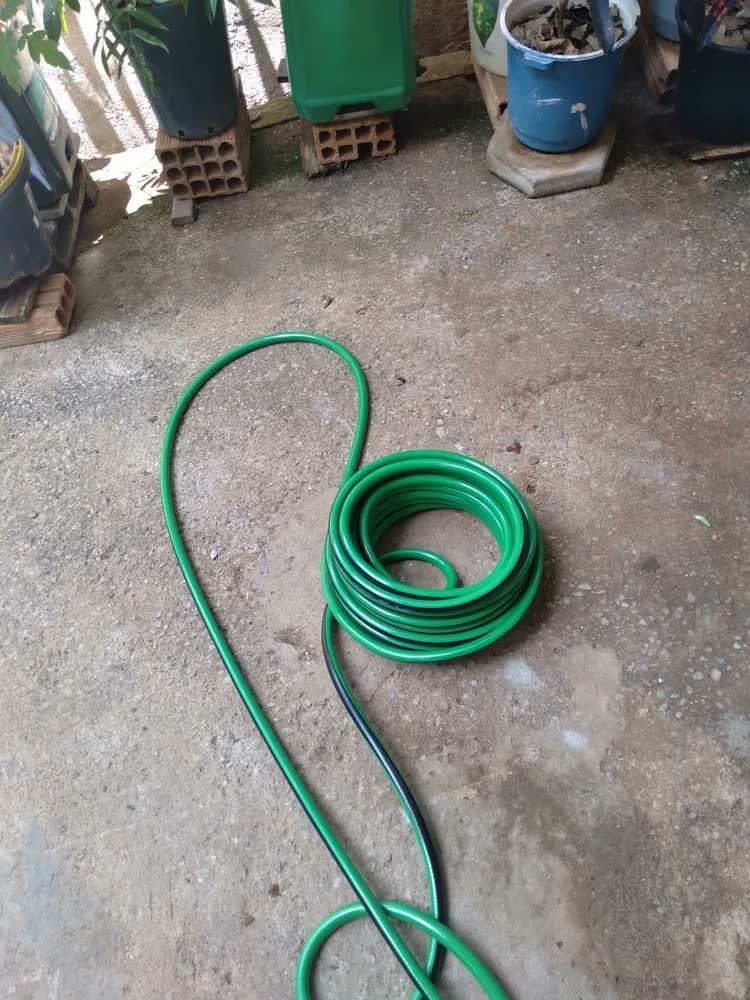foto de comprador de Mangueira Jardim Flexivel 30m Tramontina Reforçada 4 Camadas Cor Verde-escuro