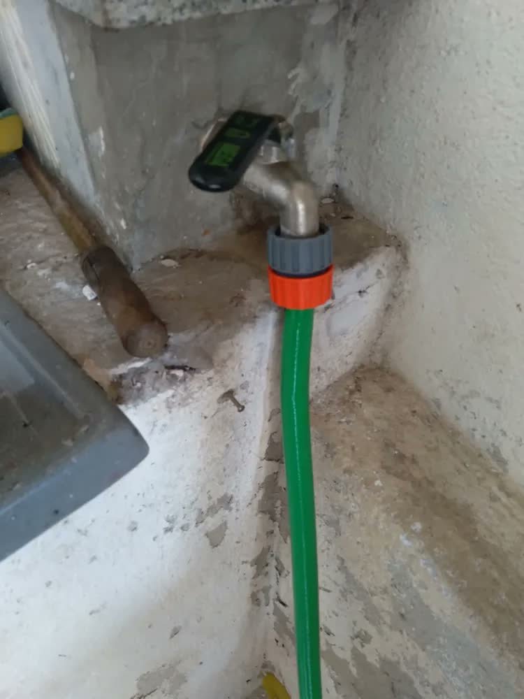 foto de comprador de Mangueira Jardim Flexivel 30m Tramontina Reforçada 4 Camadas Cor Verde-escuro