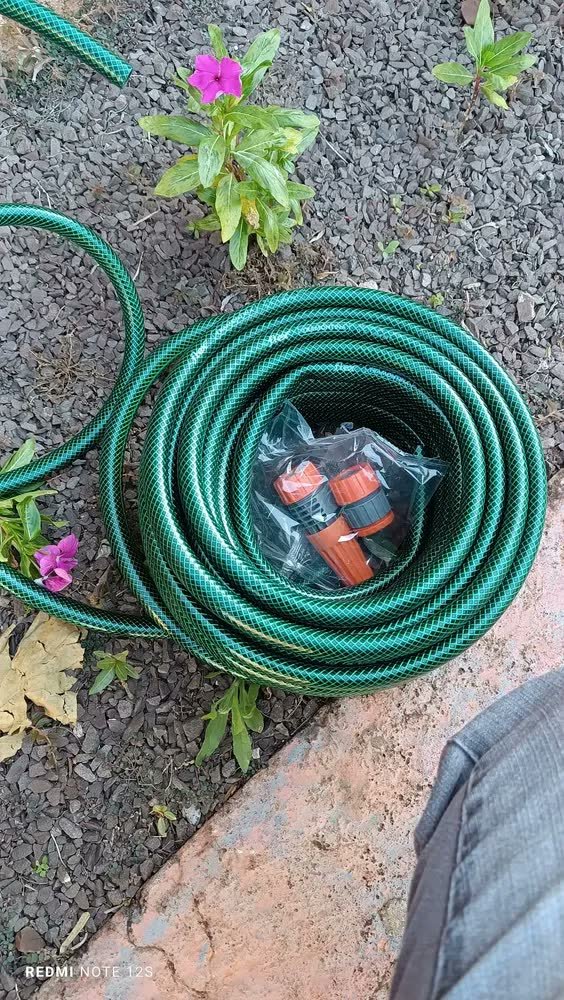 foto de comprador de Mangueira Jardim Flexivel 30m Tramontina Reforçada 4 Camadas Cor Verde-escuro