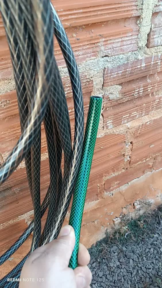 foto de comprador de Mangueira Jardim Flexivel 30m Tramontina Reforçada 4 Camadas Cor Verde-escuro
