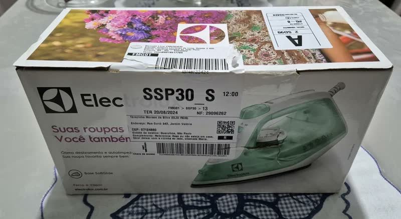 foto de Ferro de Passar Roupa Seco e Vapor base antiaderente ceramica 1200W cabo 1,65m Electrolux vapor vertical extra anti gotejamento SIE70
