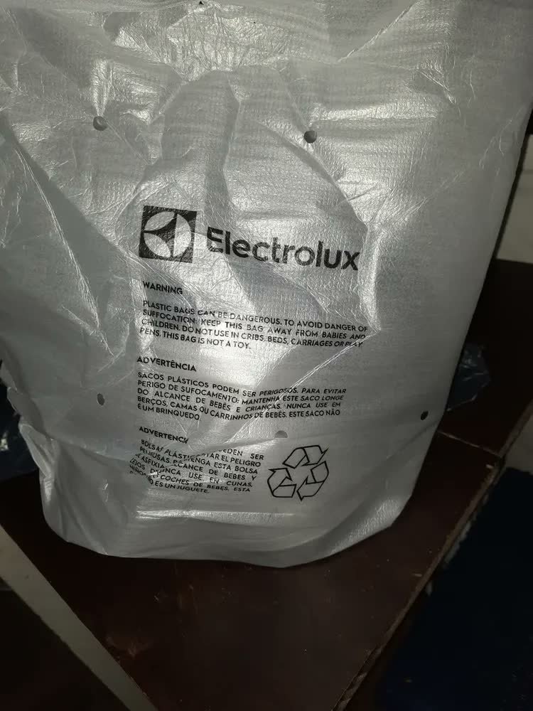 foto de Chaleira Elétrica EEK10 com 1200W de Potência, 1,8 Litros na Cor Inox Electrolux