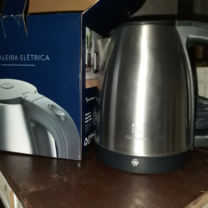 foto de Chaleira Elétrica EEK10 com 1200W de Potência, 1,8 Litros na Cor Inox Electrolux