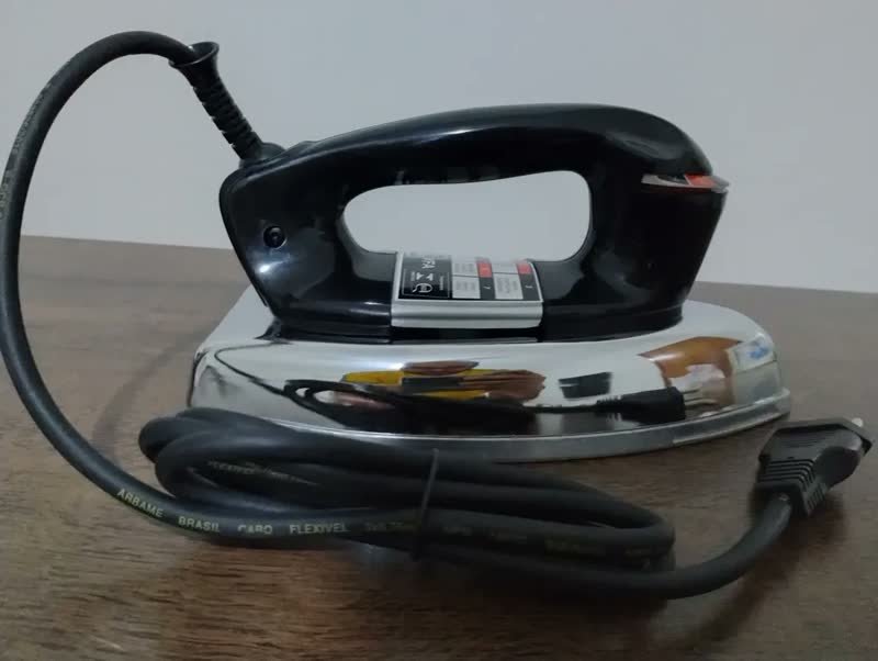 foto de Ferro de Passar Roupa à Seco Black+Decker VFA1110XM6 Base de Alumínio