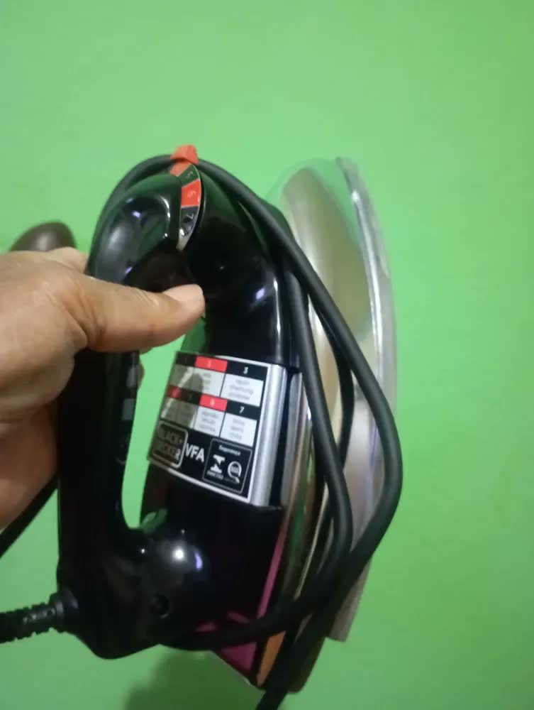 foto de Ferro de Passar Roupa à Seco Black+Decker VFA1110XM6 Base de Alumínio