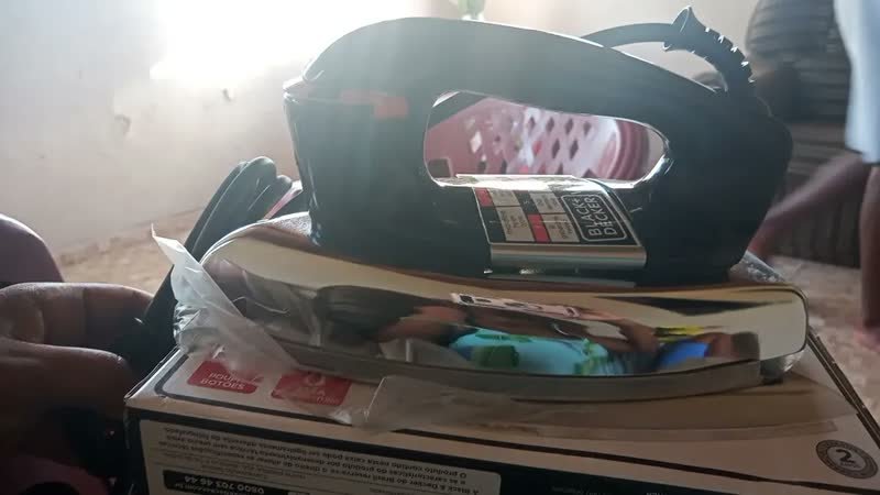 foto de Ferro de Passar Roupa à Seco Black+Decker VFA1110XM6 Base de Alumínio