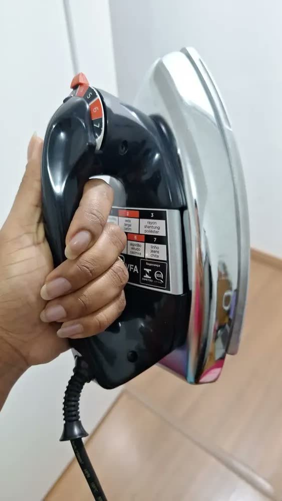 foto de Ferro de Passar Roupa à Seco Black+Decker VFA1110XM6 Base de Alumínio