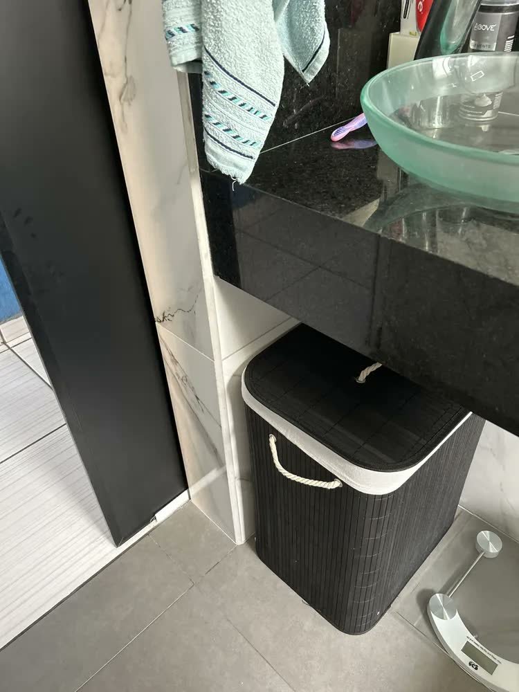 foto de comprador de Cesto De Roupa Suja De Bambu Com Tampa E Alças 50 Litros Kontuz