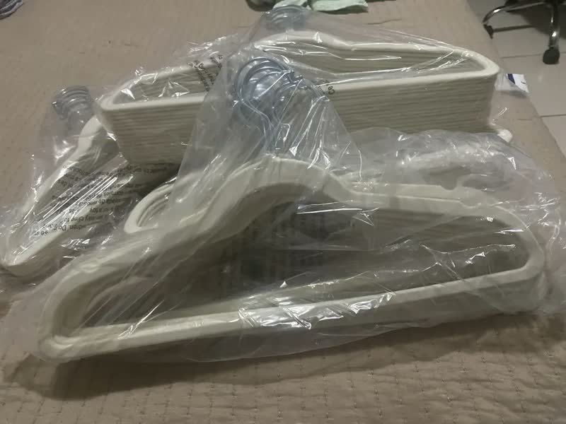 foto de comprador de Kit Cabides Veludo De Roupa Antideslizante Slim Adulto 50 Un