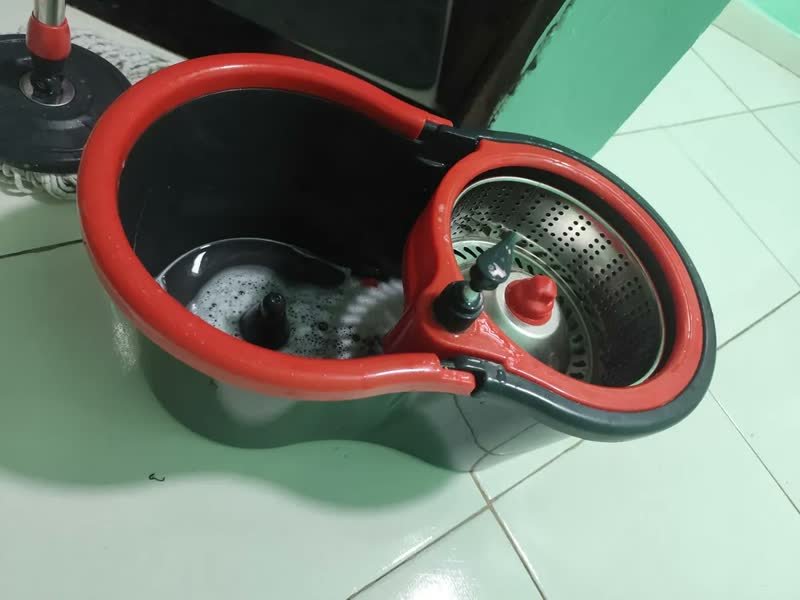 foto de comprador de Mop Giratório Pro Com Centrífuga em Aço Inox Powermaid Cinza e Vermelho