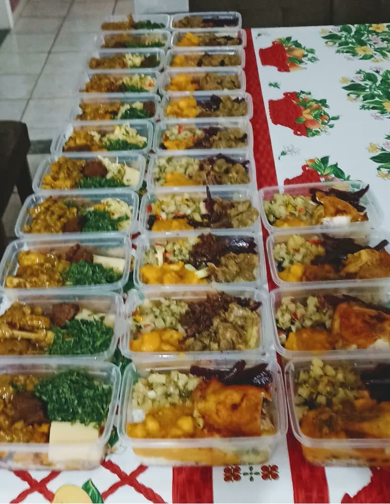 foto de comprador de Kit 10 Potes 1 Litro Transparente Marmita Fitness Bpa Free Tampa Hermética Reutilizável Micro E Freezer ponte lar utilidades