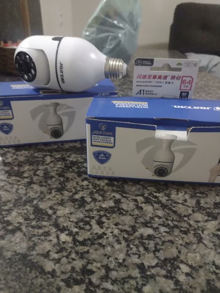 foto de comprador de Câmera Lampada De segurança Casenn Ip Wifi Com Visão Noturna Interna Externa App ICSEE Espiã 360o Cor Branco