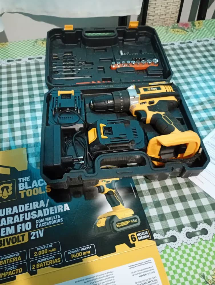 foto de comprador de Parafusadeira Furadeira De Impacto The Black Tools Profissional TB-21PX 2 Baterias Com Maleta 60Hz Amarelo