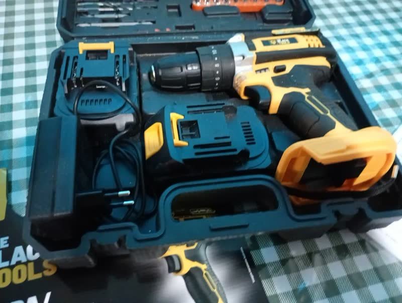 foto de comprador de Parafusadeira Furadeira De Impacto The Black Tools Profissional TB-21PX 2 Baterias Com Maleta 60Hz Amarelo