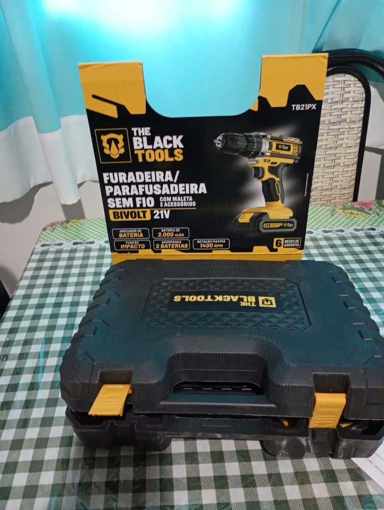 foto de comprador de Parafusadeira Furadeira De Impacto The Black Tools Profissional TB-21PX 2 Baterias Com Maleta 60Hz Amarelo
