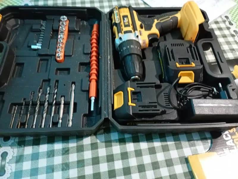 foto de comprador de Parafusadeira Furadeira De Impacto The Black Tools Profissional TB-21PX 2 Baterias Com Maleta 60Hz Amarelo