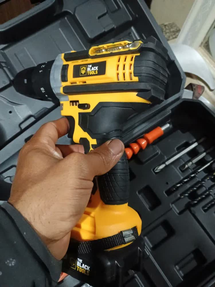 foto de comprador de Parafusadeira Furadeira De Impacto The Black Tools Profissional TB-21PX 2 Baterias Com Maleta 60Hz Amarelo