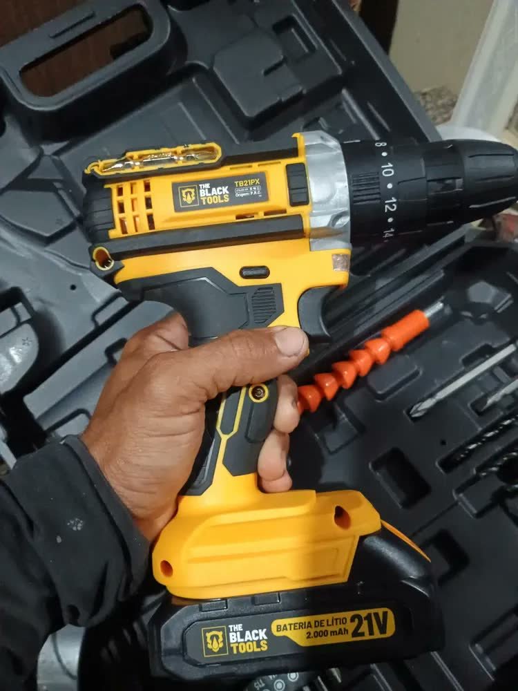 foto de comprador de Parafusadeira Furadeira De Impacto The Black Tools Profissional TB-21PX 2 Baterias Com Maleta 60Hz Amarelo