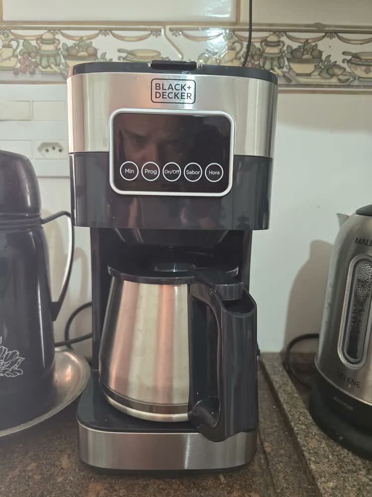 foto de Cafeteira Elétrica em Inox Black+Decker Capacidade 1,5 L CM350G 127