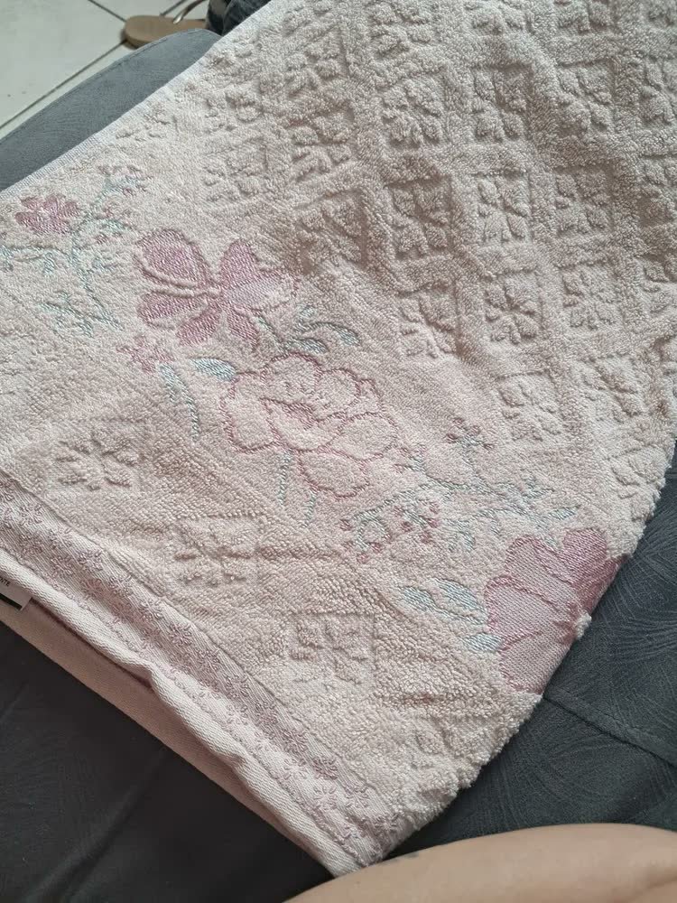 foto de comprador de Toalha De Banho Karsten Yuna 100% Algodão Barra Floral Macia