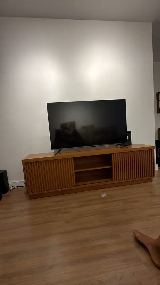 foto de comprador de Rack Mavaular Logan Naturalle para TV até 75 Polegadas Ripado 2 Portas
