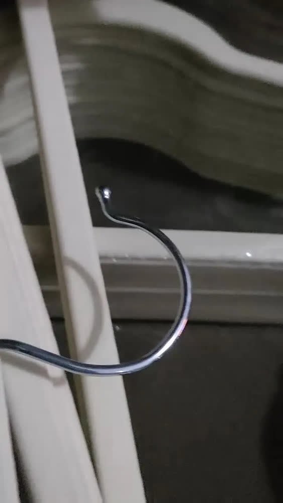 foto de comprador de Kit 30 Cabides Veludo Antideslizante Adulto Preto E Bege