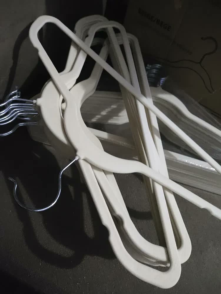 foto de comprador de Kit 30 Cabides Veludo Antideslizante Adulto Preto E Bege