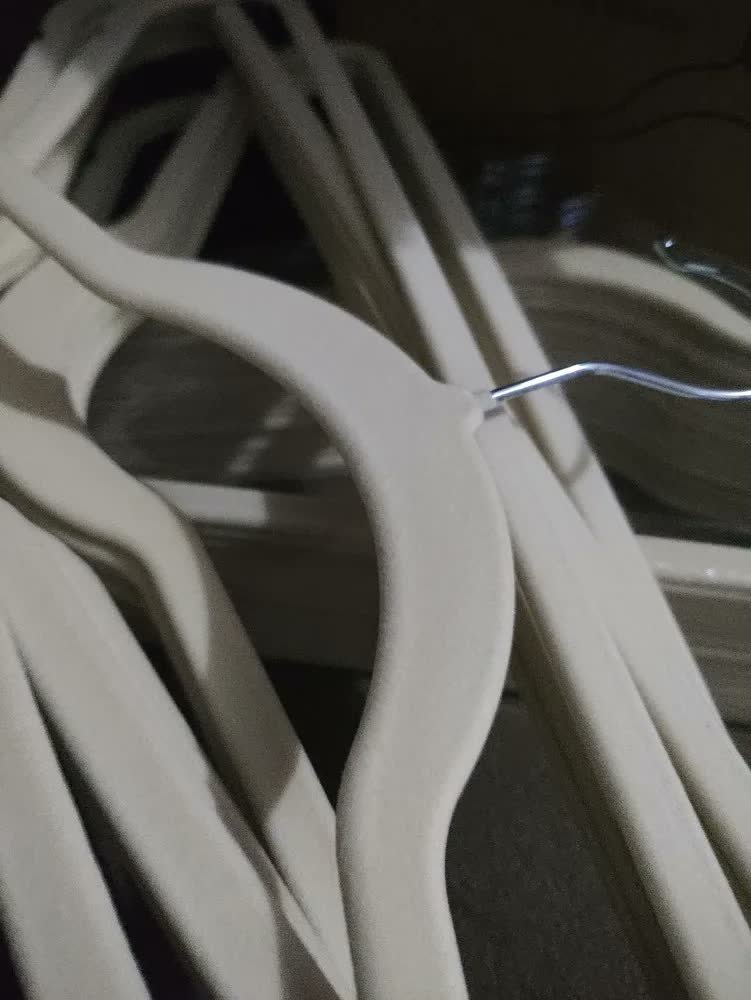 foto de comprador de Kit 30 Cabides Veludo Antideslizante Adulto Preto E Bege