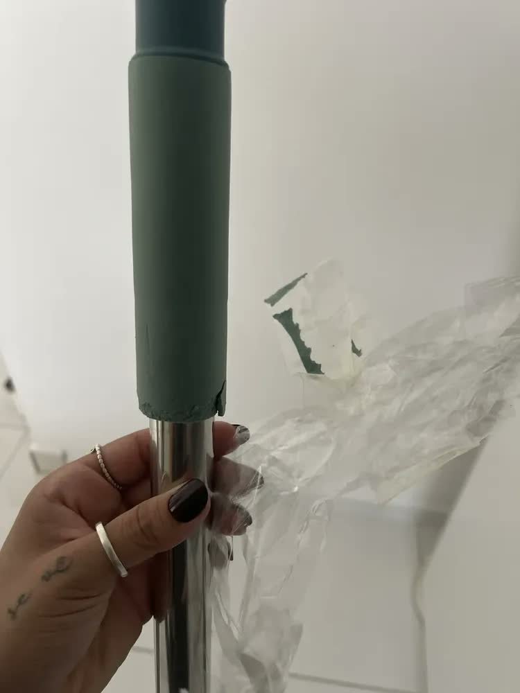 foto de comprador de Rodo Vassoura Giratório 180° Tender Trove Silicone Premium Antirisco Cabo Alumínio Ergonômico Seca em 1 Passada Multiuso Pisos Porcelanato Vidros Box Janelas Azulejo Tapete Carro