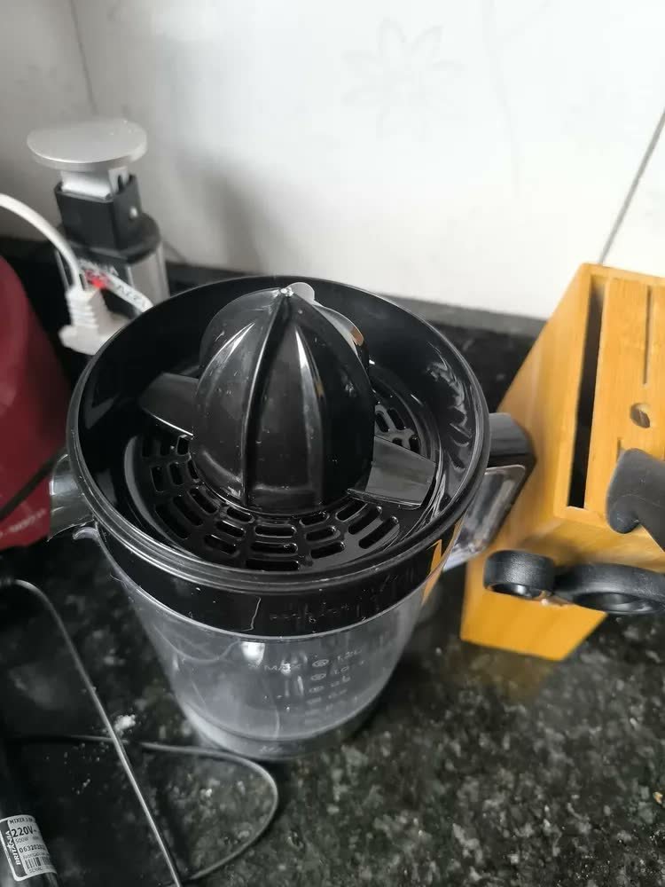 foto de Espremedor de Frutas 1,2L WAP WJ1200 40W com Acionamento Automático e Dois Ajustes de Espremedor 127V