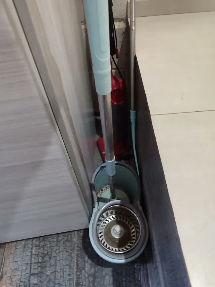 foto de comprador de Mop Giratório 8l Rodinhas Esfregão 130cm Cesto Inox C/ Refil