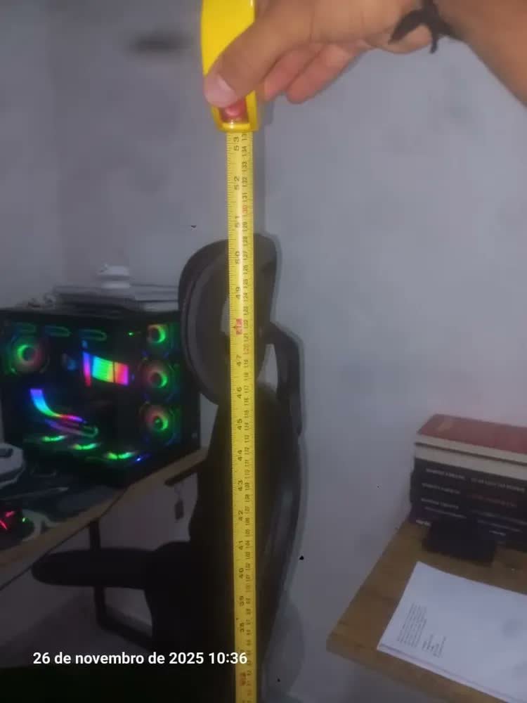 foto de comprador de Cadeira Escritório Ergonômica Genebra B500 Luvinco Cor Preto Com Suporte Lombar Estofado Mesh