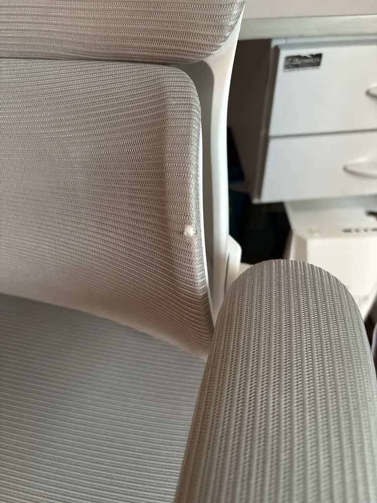 foto de comprador de Cadeira Escritório Ergonômica Genebra G500 Luvinco Cor Cinza Com Suporte Lombar Estofado Mesh