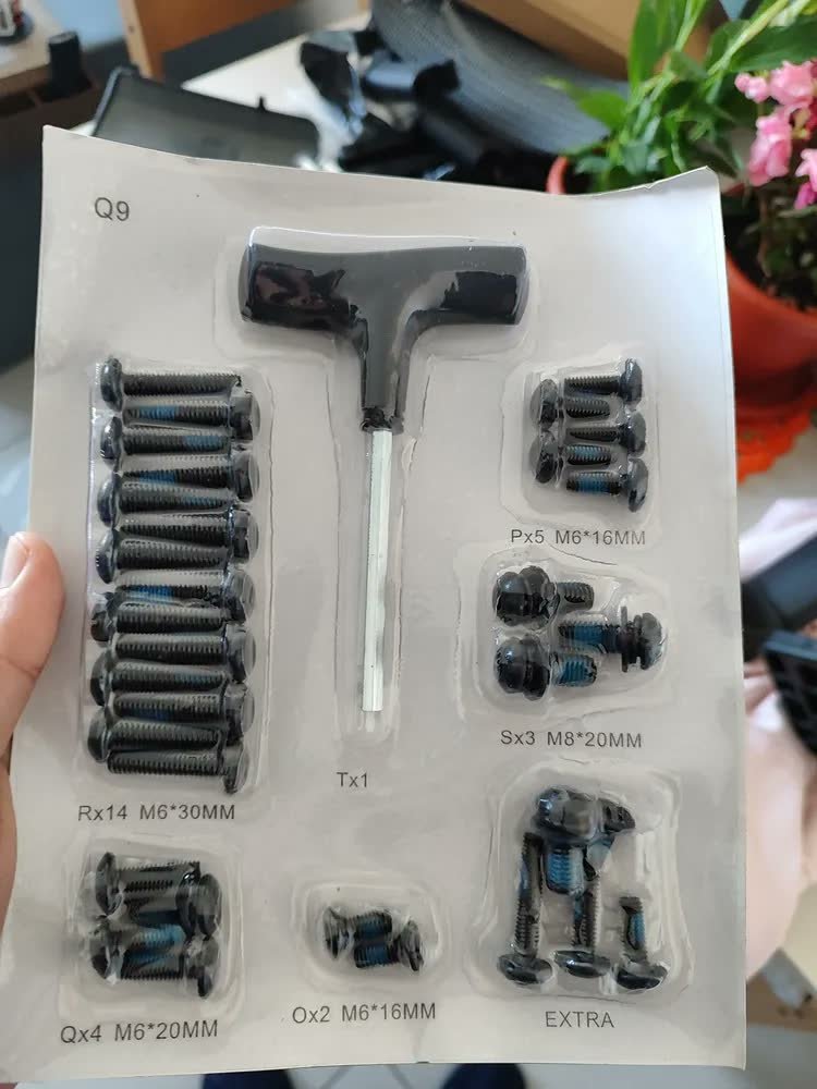 Cadeira De Escritório Ergonômica Mônaco Bt07 Luvinco Malha Respirável Com Suporte Lombar Adaptável Apoio Para Pés Retrátil Encosto Ajustável Seis Posições Cor Preta Suporta 200kg