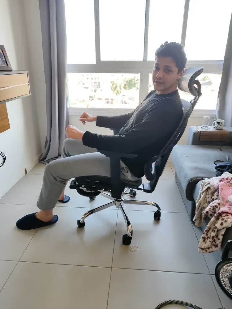 foto de comprador de Cadeira De Escritório Ergonômica Mônaco Bt07 Luvinco Malha Respirável Com Suporte Lombar Adaptável Apoio Para Pés Retrátil Encosto Ajustável Seis Posições Cor Preta Suporta 200kg