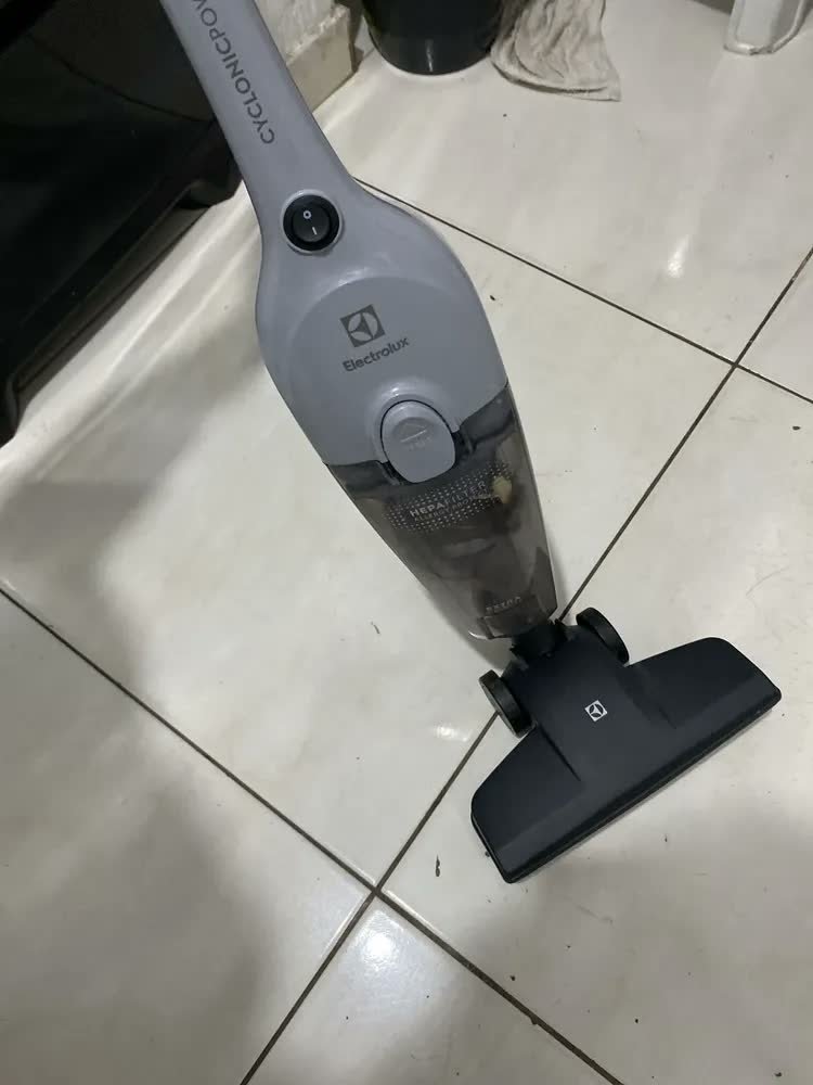 foto de comprador de Aspirador De Pó Vertical Com Fio Portátil De Mão 2 Em 1 1500w De Potência Com Cabo Elétrico De 6 Metros Com Filtro Hepa Electrolux STK16 Cinza