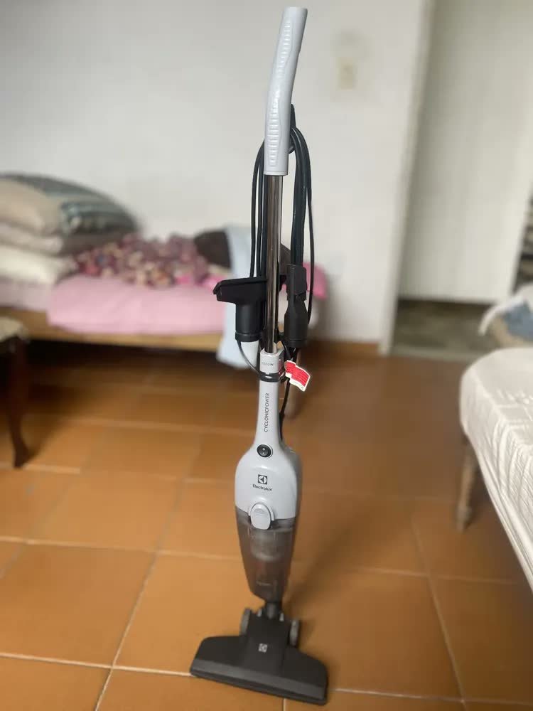 foto de comprador de Aspirador De Pó Vertical Com Fio Portátil De Mão 2 Em 1 1500w De Potência Com Cabo Elétrico De 6 Metros Com Filtro Hepa Electrolux STK16 Cinza