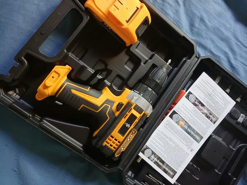 foto de comprador de Parafusadeira Furadeira C/ 2 Baterias Maleta Kit Completo Led Eixo Flexível Vários Níveis Torque Simake