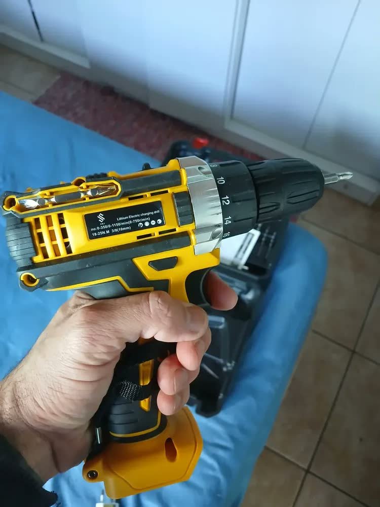 foto de comprador de Parafusadeira Furadeira C/ 2 Baterias Maleta Kit Completo Led Eixo Flexível Vários Níveis Torque Simake
