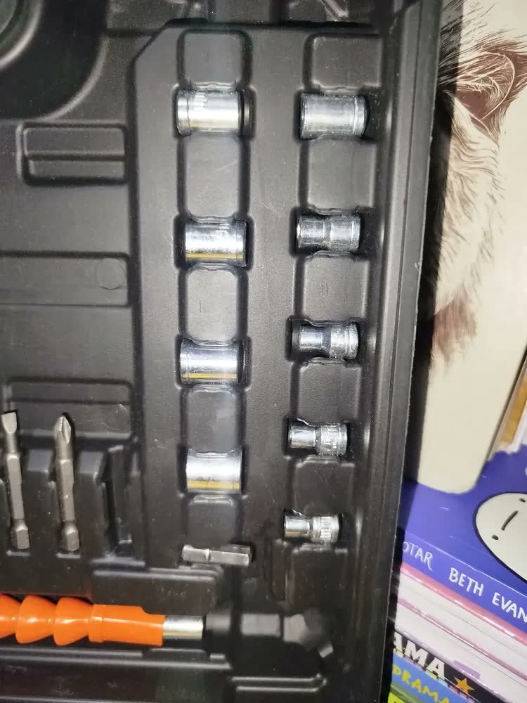 foto de comprador de Parafusadeira Furadeira C/ 2 Baterias Maleta Kit Completo Led Eixo Flexível Vários Níveis Torque Simake