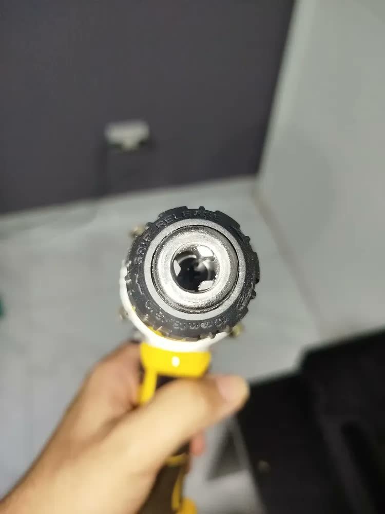 foto de comprador de Parafusadeira Furadeira C/ 2 Baterias Maleta Kit Completo Led Eixo Flexível Vários Níveis Torque Simake