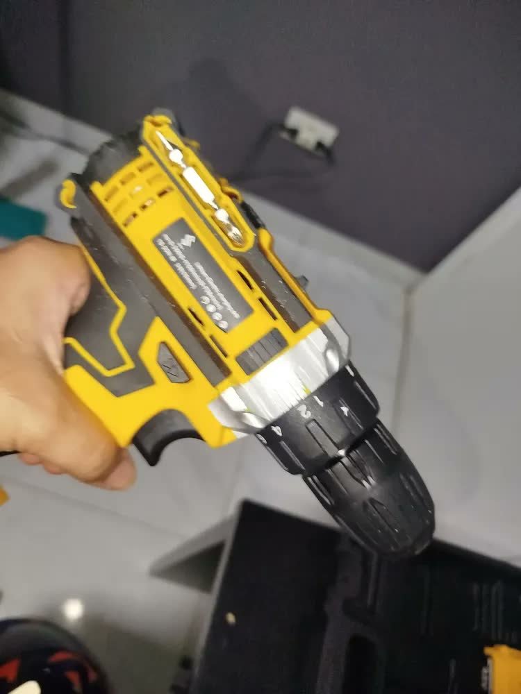 foto de comprador de Parafusadeira Furadeira C/ 2 Baterias Maleta Kit Completo Led Eixo Flexível Vários Níveis Torque Simake