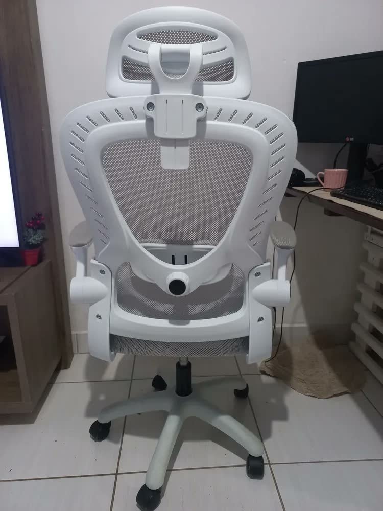 foto de comprador de Cadeira Escritório Ergonômica Com Apoio Lombar, Cadeira Escritorio Preto Giratória Tela Mesh Suporta um peso de 150 kg