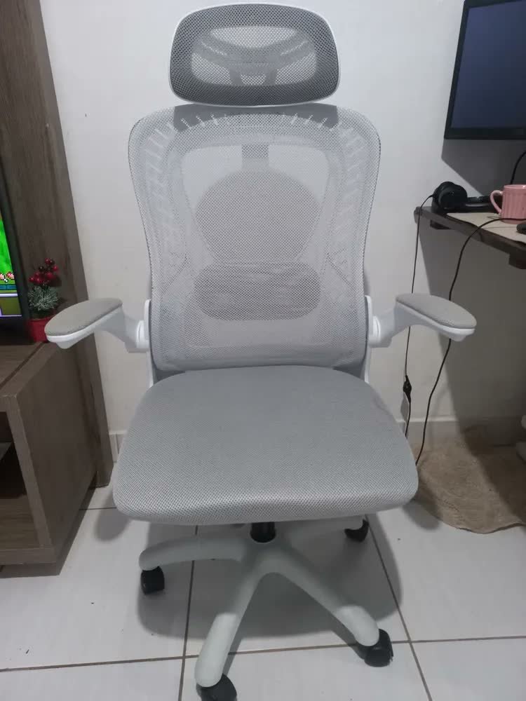 foto de comprador de Cadeira Escritório Ergonômica Com Apoio Lombar, Cadeira Escritorio Preto Giratória Tela Mesh Suporta um peso de 150 kg